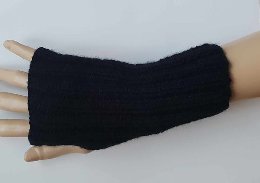Cosy black ribbed fingerless gloves