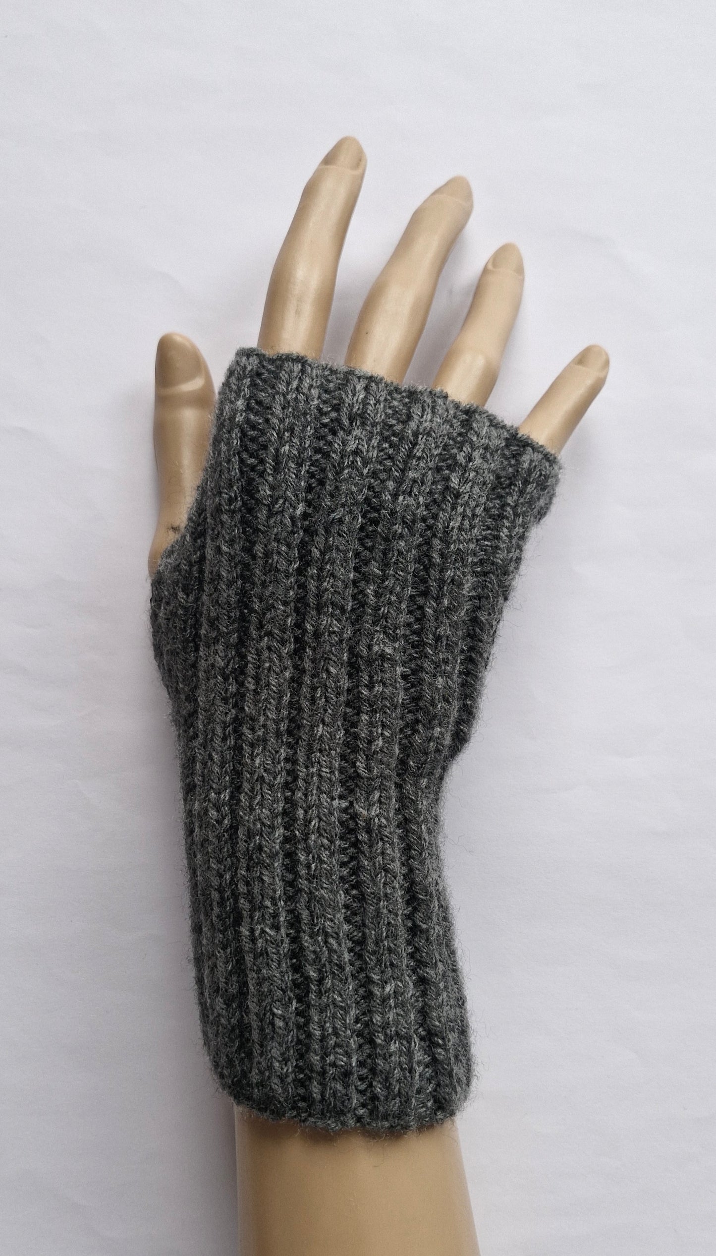 Grey ribbed fingerless gloves